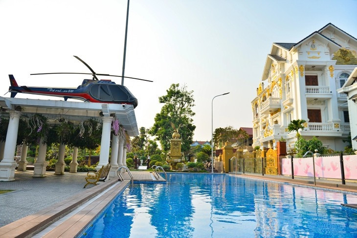 Trong khuôn viên biệt thự còn có mô hình trực thăng. Ảnh: Nhịp sống Việt