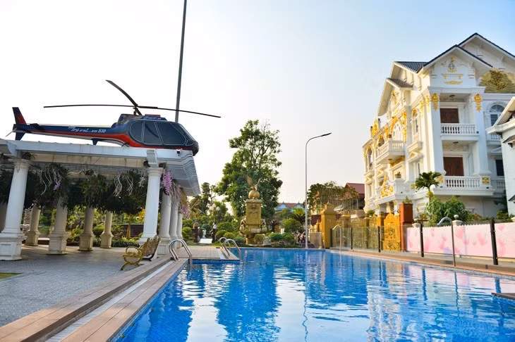 Trong khuôn viên biệt thự còn có mô hình trực thăng. Ảnh: Nhịp sống Việt