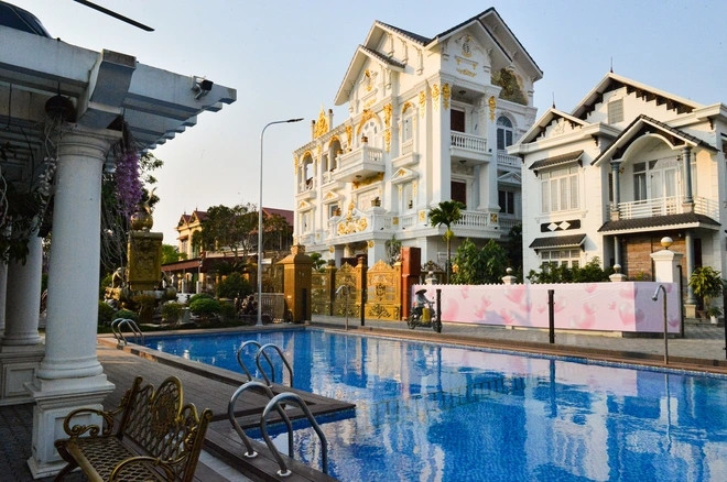 Bể bơi ngoài trời rộng lớn, thiết kế hiện đại. Ảnh: Nhịp sống Việt