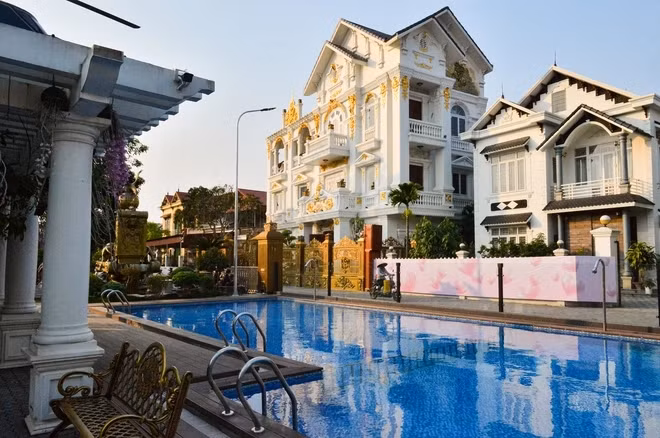 Bể bơi ngoài trời rộng lớn, thiết kế hiện đại. Ảnh: Nhịp sống Việt