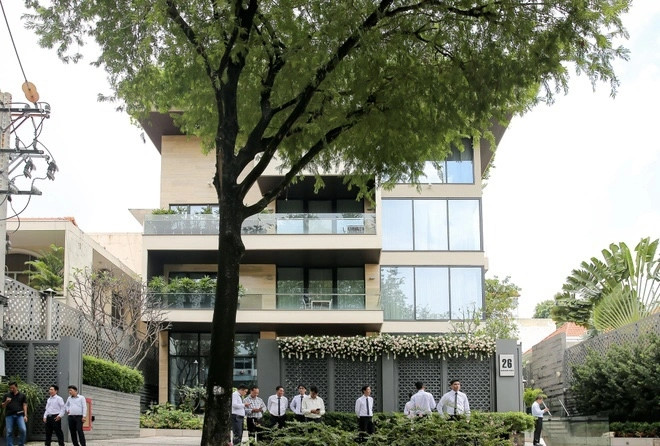 Hệ thống cửa kính cường lực bao khung tạo không gian thoáng đãng. Ảnh: Zing