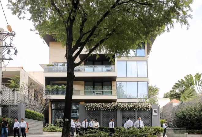 Hệ thống cửa kính cường lực bao khung tạo không gian thoáng đãng. Ảnh: Zing