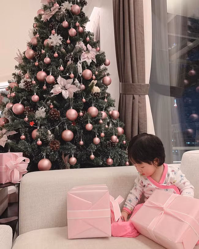 Hoa hậu Đặng Thu Thảo cũng rất chăm đổi concept decor theo mùa. Ảnh: FBNV