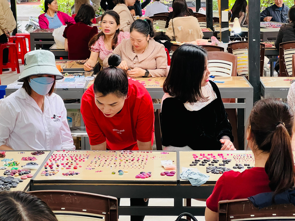 Khu chợ được xem là một trong những "thủ phủ" kinh doanh đá quý lớn nhất Việt Nam. Ảnh: Congly