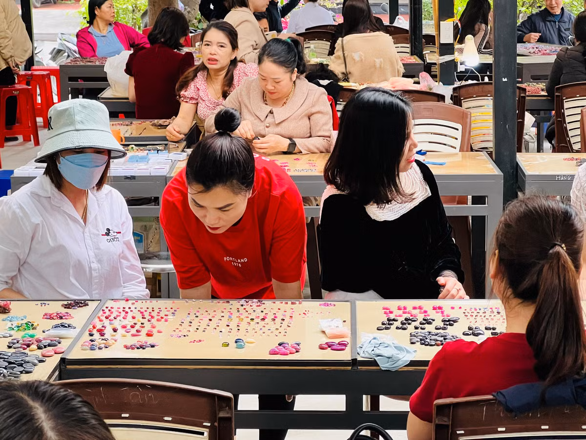 Khu chợ được xem là một trong những "thủ phủ" kinh doanh đá quý lớn nhất Việt Nam. Ảnh: Congly