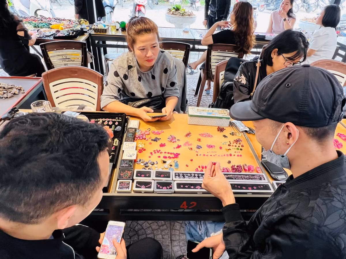 Mỗi bàn đá có số lượng hàng giá trị từ vài trăm triệu đồng đến hàng tỷ đồng. Ảnh: Congly