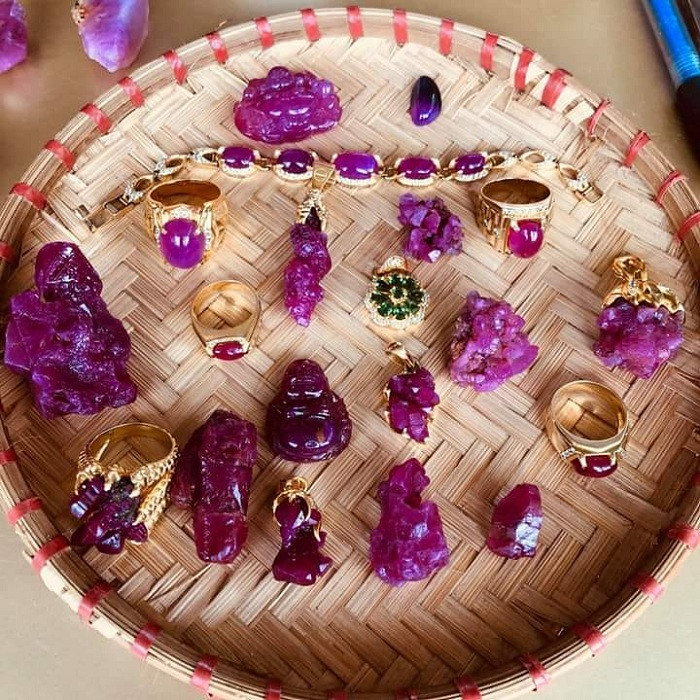 Mức giá của đá quý tại chợ đa dạng, từ những viên đá nhỏ, thô sơ chỉ 50.000 đồng đến những viên đá giá trị hàng trăm triệu, thậm chí cả tỷ đồng. Ảnh: Mia