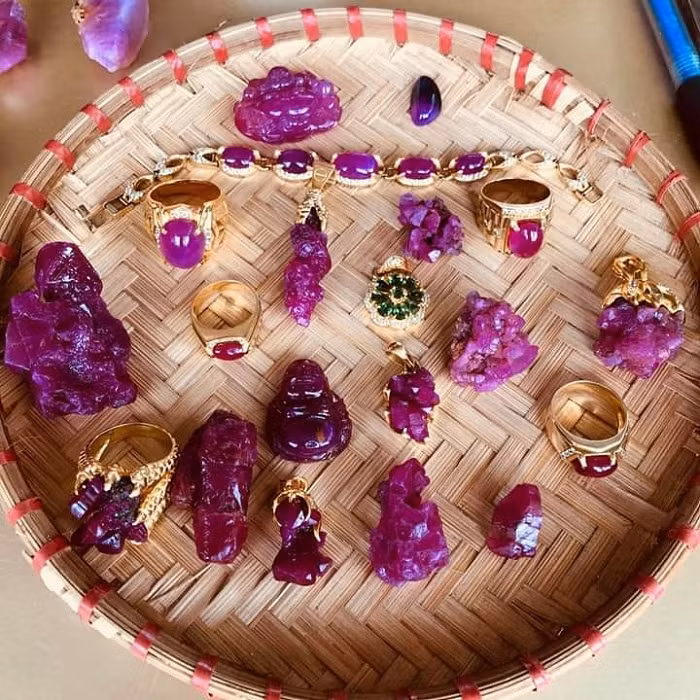 Mức giá của đá quý tại chợ đa dạng, từ những viên đá nhỏ, thô sơ chỉ 50.000 đồng đến những viên đá giá trị hàng trăm triệu, thậm chí cả tỷ đồng. Ảnh: Mia