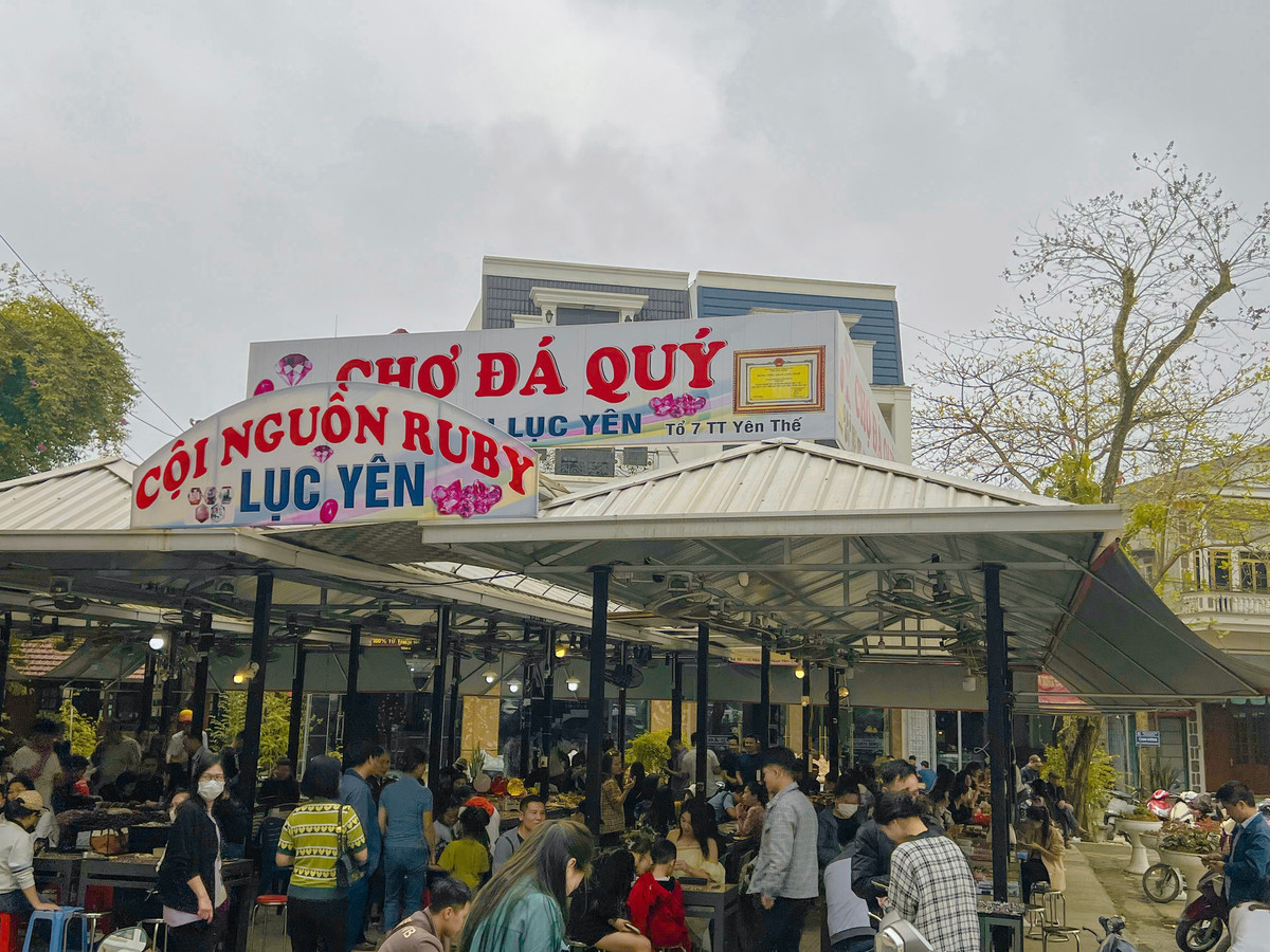 Chợ đá quý được quy hoạch và xây dựng thành một khu khang trang, rộng rãi. Ảnh: Congly