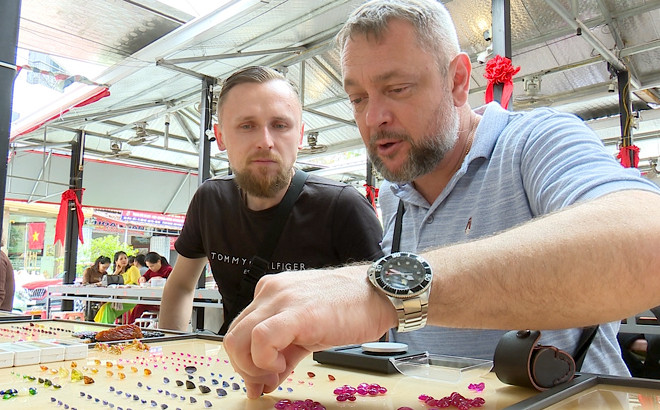 Tuy nhiên, chợ đá quý Lục Yên chỉ họp vào buổi sáng. Mỗi ngày khoảng 3 - 4 tiếng nhưng chợ đá quý rất nhộn nhịp, đông vui, nhất là vào cuối tuần. Ảnh: Baoyenbai