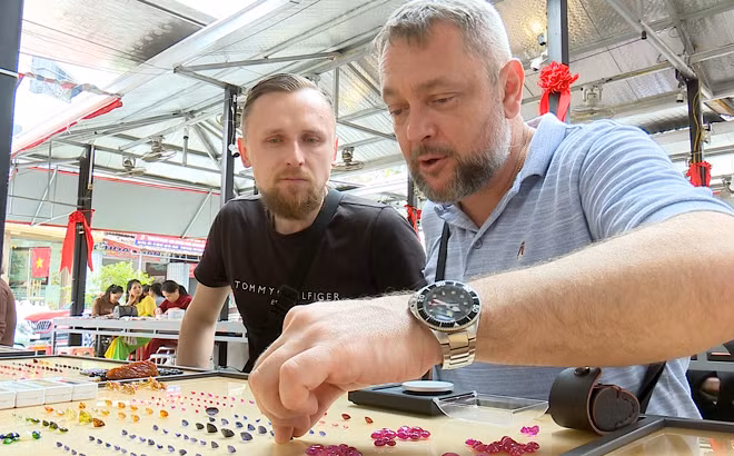 Tuy nhiên, chợ đá quý Lục Yên chỉ họp vào buổi sáng. Mỗi ngày khoảng 3 - 4 tiếng nhưng chợ đá quý rất nhộn nhịp, đông vui, nhất là vào cuối tuần. Ảnh: Baoyenbai