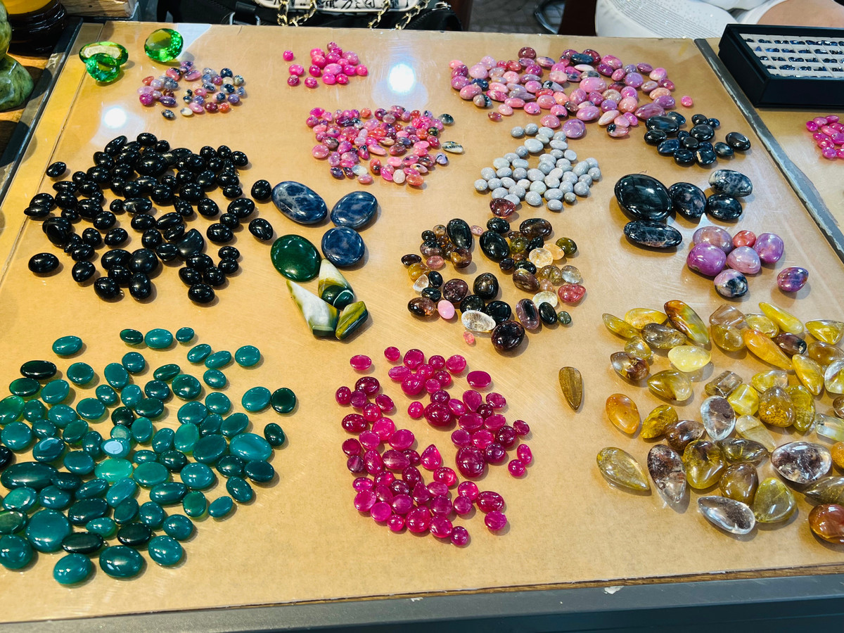 Đá quý được bày bán trong các khay nhựa hoặc đổ trực tiếp lên các tấm bìa để khách hàng lựa chọn. Ảnh: Congly