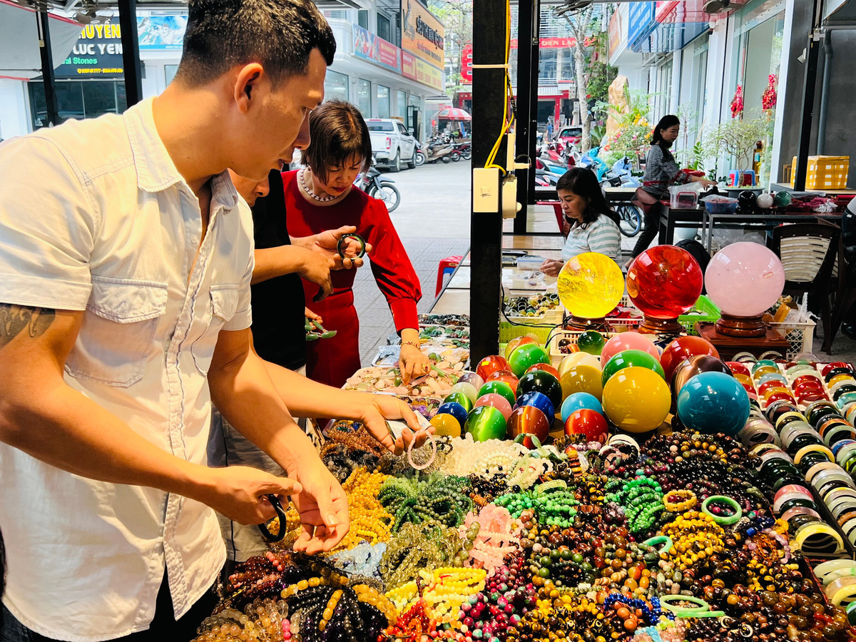 Ngoài dòng đá cao cấp, nhiều loại đá quý được chế tác thành các mặt nhẫn, dây chuyền... bán tại chợ giá khá rẻ. Ảnh: Congly