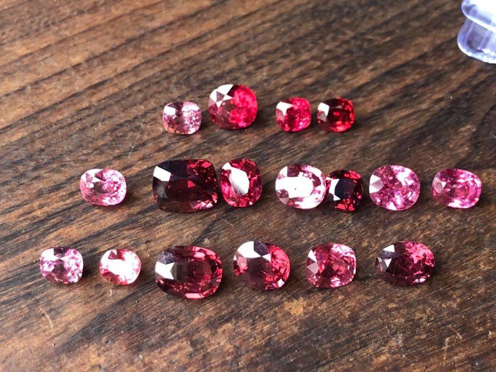 Những viên đá quý được bày bán như mớ rau, con cá ngoài chợ và đã hơn 30 năm qua ở khu chợ tiền tỷ này và chưa bao giờ xảy ra chuyện mất mát hay trộm cắp. Ảnh: Mia