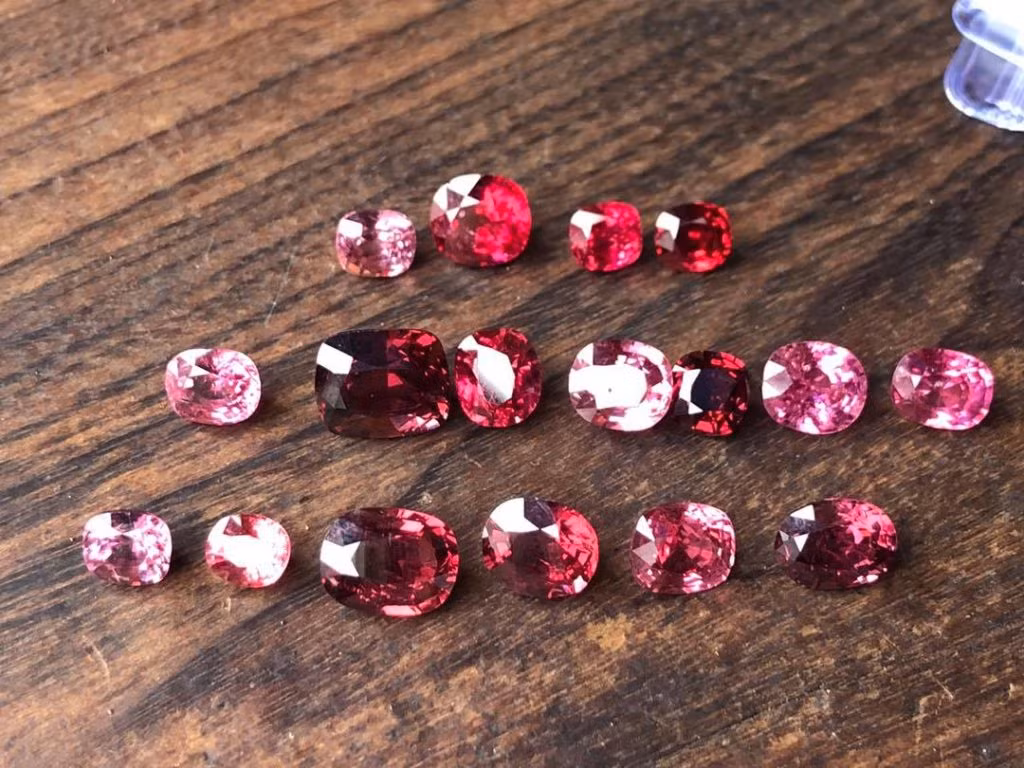 Những viên đá quý được bày bán như mớ rau, con cá ngoài chợ và đã hơn 30 năm qua ở khu chợ tiền tỷ này và chưa bao giờ xảy ra chuyện mất mát hay trộm cắp. Ảnh: Mia