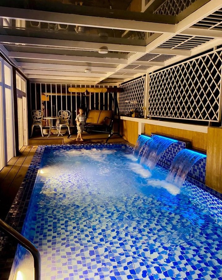 Bên trong biệt thự còn có hồ bơi rộng lớn. Ảnh: FBNV