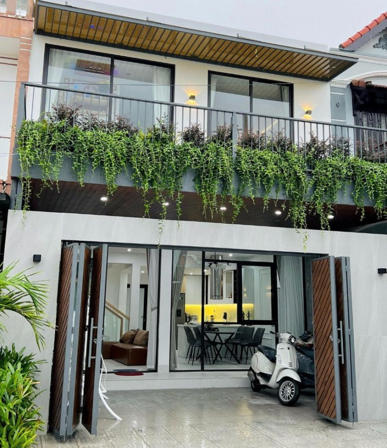 Ngôi nhà gồm 1 trệt 1 lầu, khá khang trang và hiện đại.