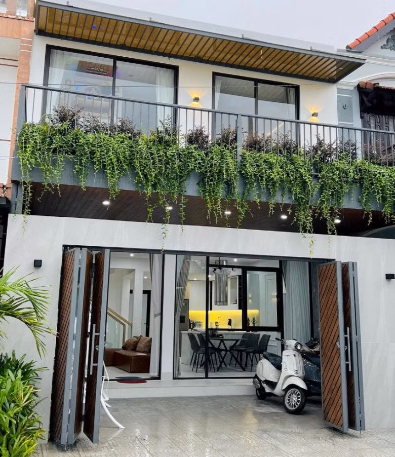 Ngôi nhà gồm 1 trệt 1 lầu, khá khang trang và hiện đại.