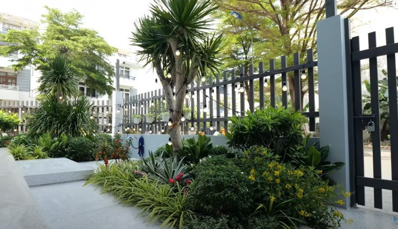 Căn nhà sở hữu hình khối ấn tượng, đan xen giữa các tầng đều có cây xanh, gần gũi thiên nhiên.