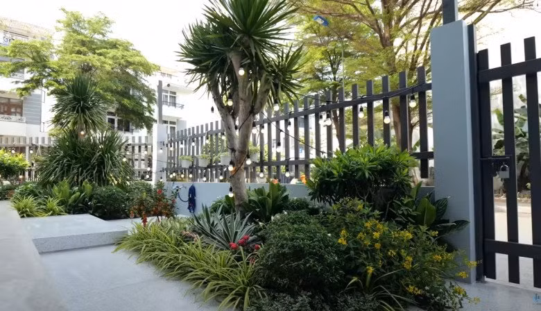 Căn nhà sở hữu hình khối ấn tượng, đan xen giữa các tầng đều có cây xanh, gần gũi thiên nhiên.