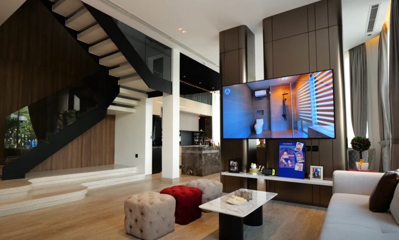 Biệt thự rộng 200 m2 gồm 1 trệt, 2 lầu, bên trong là nội thất hiện đại và sang trọng.