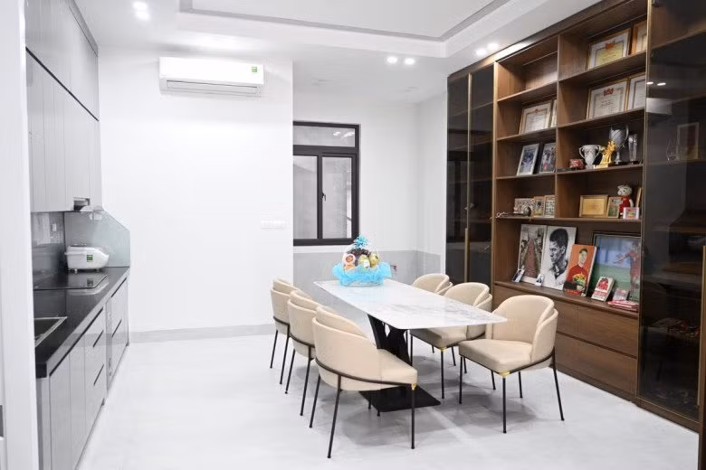 Khu bếp có tông màu sáng giúp căn phòng thêm rộng rãi, khoáng đạt.