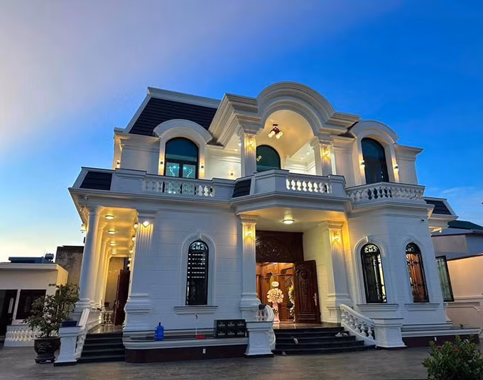 Văn Toàn cũng khiến dân tình trầm trồ khi hoàn thiện căn biệt thự tân cổ điển tặng ba mẹ tại quê nhà Hải Dương.