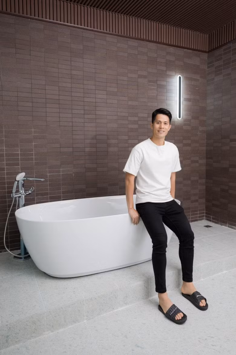 Trong phòng tắm, Đình Trọng mạnh tay chi tiền đầu tư cho nội thất cao cấp.