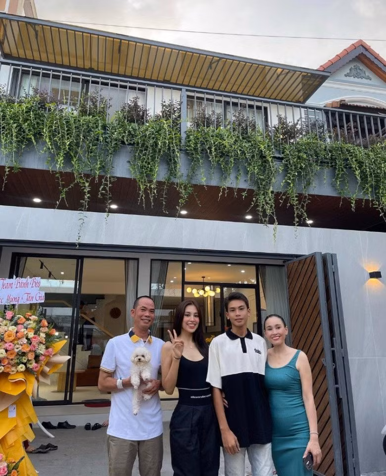 Tháng 6/2023, Hoa hậu Tiểu Vy khoe niềm vui khi mua nhà báo hiếu cho bố mẹ.