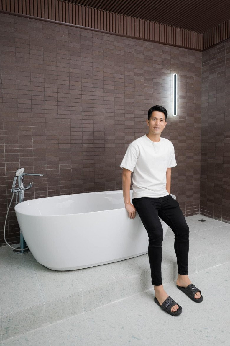 Trong phòng tắm, Đình Trọng mạnh tay chi tiền đầu tư cho nội thất cao cấp.