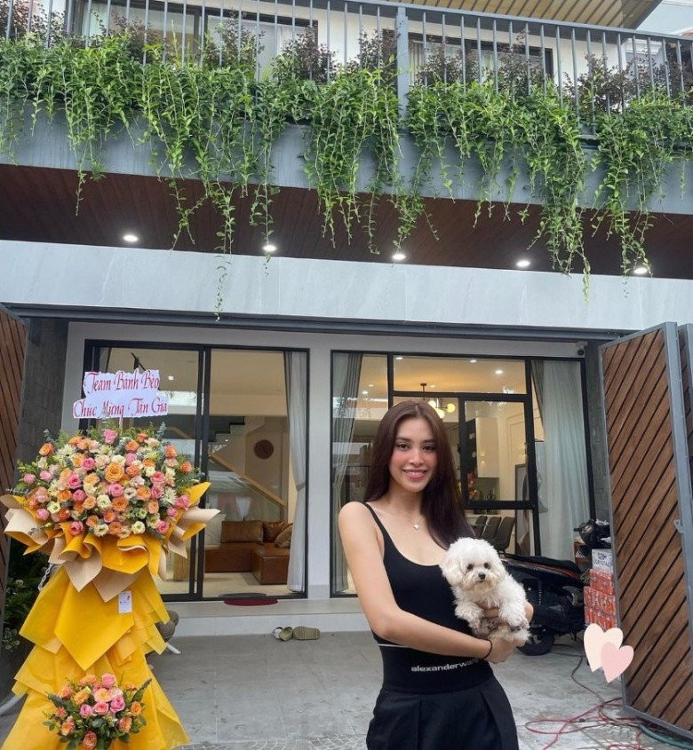 Phía trước và tầng trên của căn nhà trồng nhiều cây xanh thoáng mát.