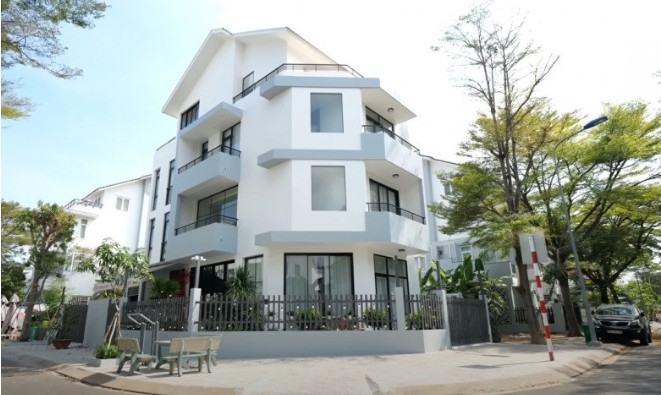 Năm 2023, hình ảnh về căn biệt thự Ninh Dương Lan Ngọc xây tặng ba mẹ khiến công chúng phải trầm trồ.