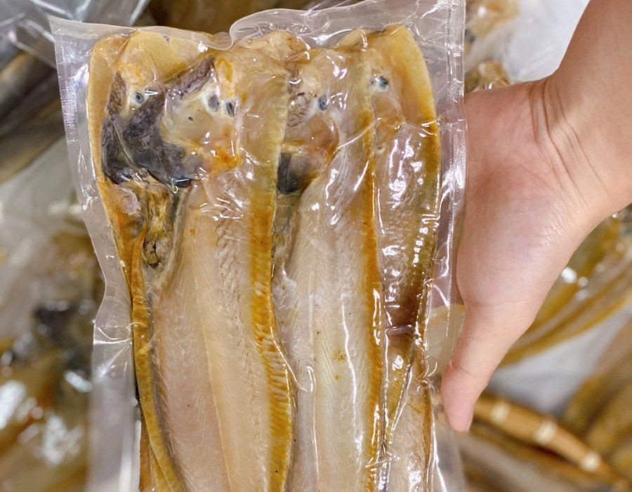 Trên thị trường, khô cá lẹp giá khoảng 140.000 đồng/kg, được nhiều khách hàng tìm mua. Ảnh: Mia
