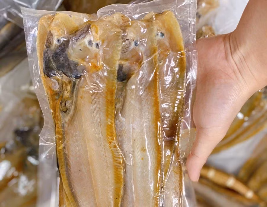 Trên thị trường, khô cá lẹp giá khoảng 140.000 đồng/kg, được nhiều khách hàng tìm mua. Ảnh: Mia