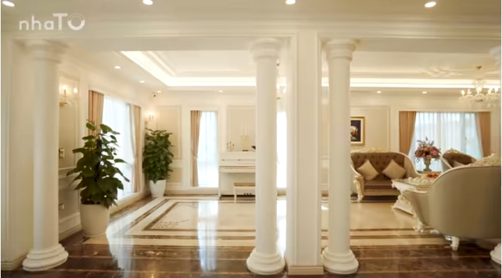 Toàn bộ nội thất của căn biệt thự nghỉ dưỡng được thiết kế theo phong cách cổ điển với tông màu trắng chủ đạo, đan xen một chút màu vàng nhẹ nhàng.