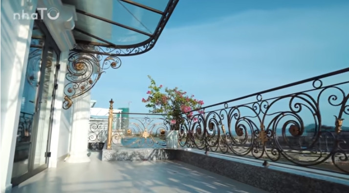 Từ ban công tầng 4 có thể ngắm cảnh vịnh Hạ Long và tận hưởng bầu không khí mát lành từ biển. Nguồn ảnh: chụp màn hình NhaTo