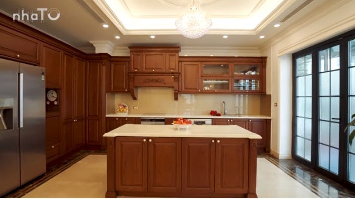 Hệ thống tủ bếp được làm bằng gỗ sồi tự nhiên.