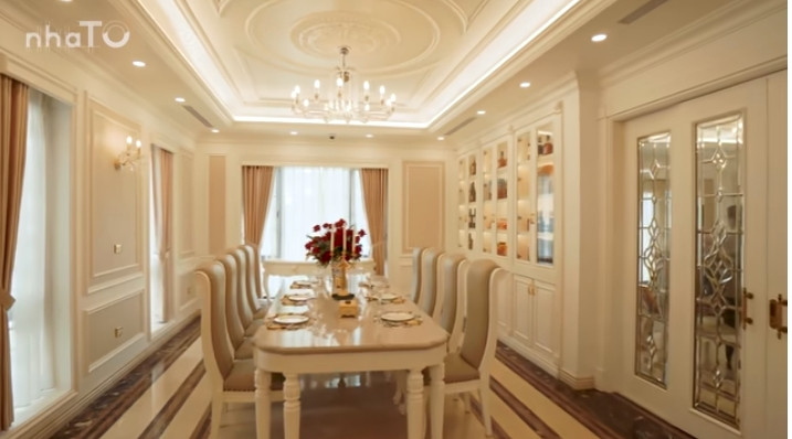 Bàn ăn đủ chỗ cho 8 người với ghế bọc da, mặt bàn làm từ đá marble.