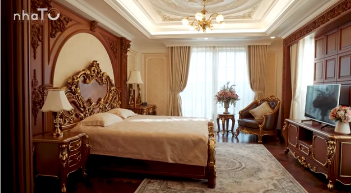 Nội thất trong phòng ngủ dành cho người cao tuổi làm bằng gỗ gõ đỏ châu Phi tự nhiên. Một số chi tiết dát vàng Italia.