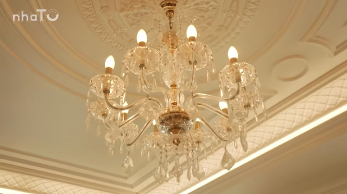Trần nhà được trang trí bằng hai chiếc đèn chùm pha lê nhập khẩu từ Tây Ban Nha.