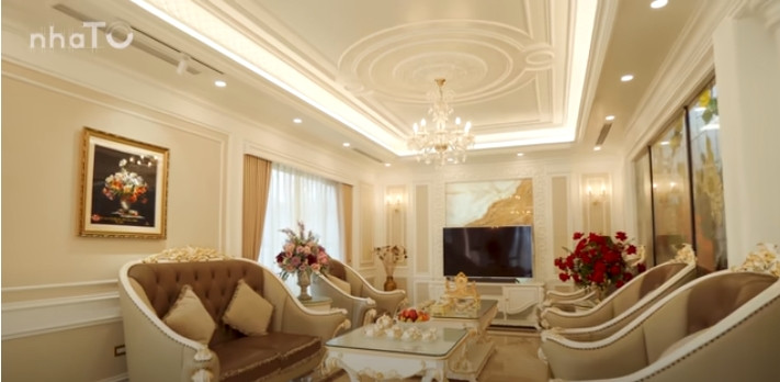 Phòng khách rộng 50m2 nổi bật với sofa bọc da.