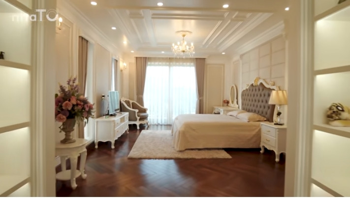 Phòng ngủ dành cho người trẻ tuổi sử dụng gam màu trắng, vàng, hiện đại nhưng không kém phần sang trọng.