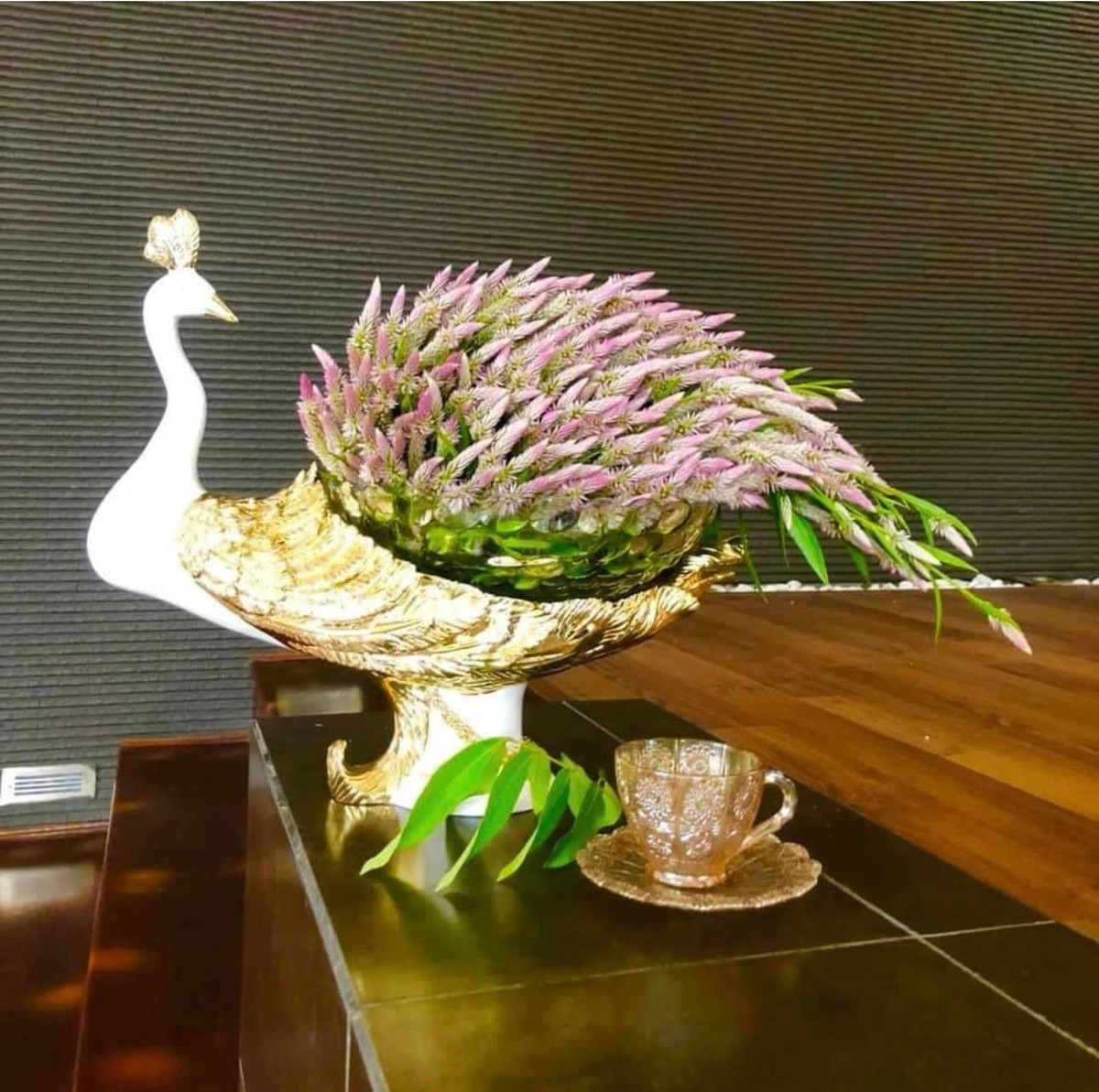 Theo một số tiểu thương, cỏ mào gà khá hút khách, chỉ nhập về 2 ngày đã bán được khoảng 100 bó. Ảnh: FB Thuý Toàn