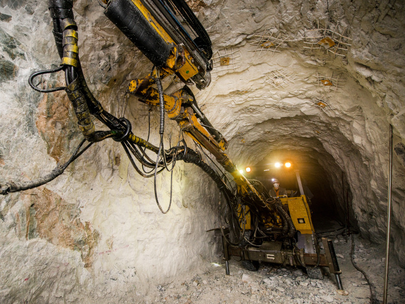 Phương pháp khai thác hầm lò được triển khai tại dự án vàng Mponeng. Sau khi khai thác, đá thải được tách ra khỏi quặng và đưa đến kho dự trữ chất lượng thấp. Ảnh: Black Shirts