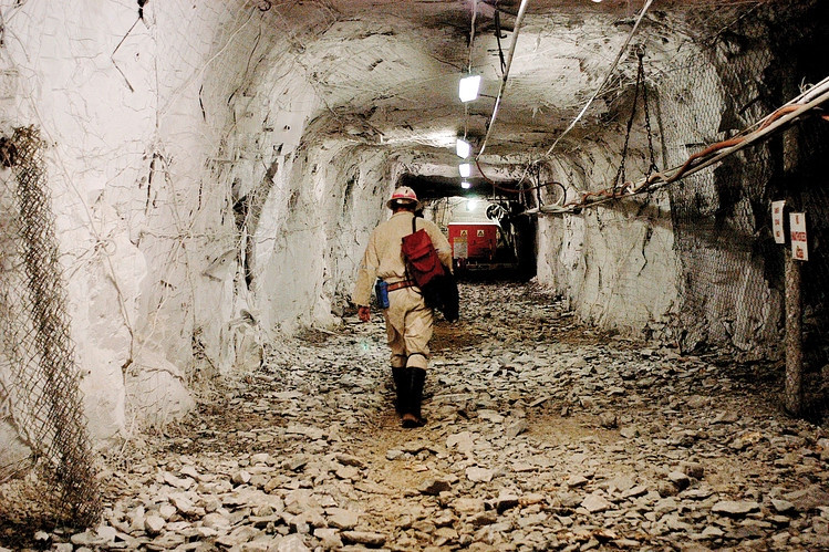 Ước tính, mỏ vàng Mponeng chỉ cần khai thác 0,35 ounce từ một tấn đá là có lãi. Ảnh: WSJ