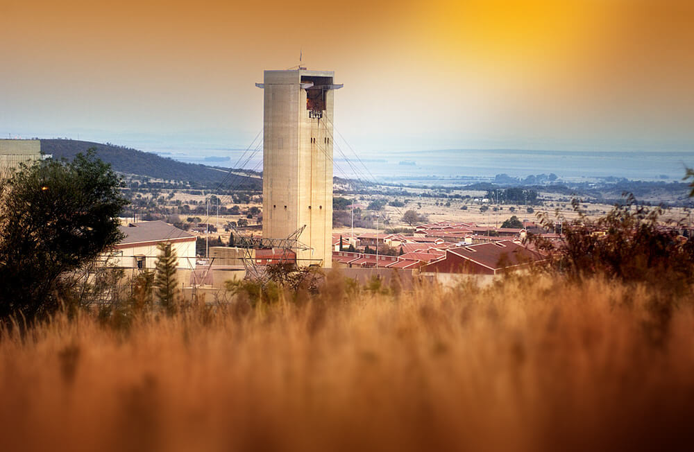  Mỏ vàng Mponeng (tỉnh Gauteng, Nam Phi) là mỏ sâu nhất đồng thời là một trong những mỏ vàng quy mô lớn nhất trên thế giới. Ảnh: 911 Metallurgist
