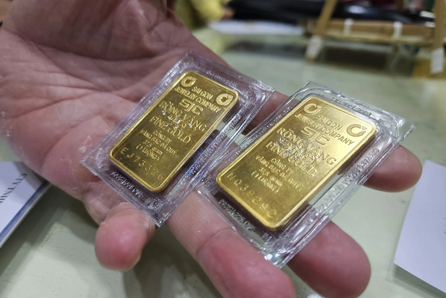 Tang nhu vu bao, vang SJC lap ky luc moi vuot 77 trieu dong/luong