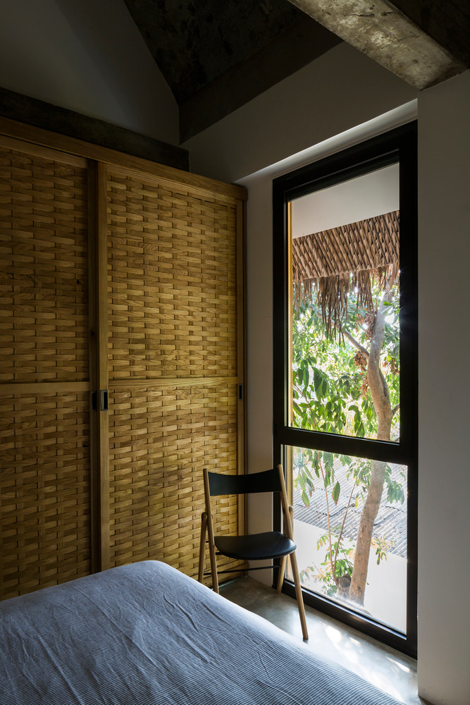 Mái lá cọ được sử dụng làm lớp cách nhiệt bên ngoài. Các tấm cót ép tre không chỉ được sử dụng như tường bao bên ngoài mà còn là đặc trưng thiết kế trên cửa ra vào và tủ quần áo.