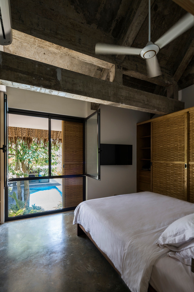 Tầng một gồm 3 phòng ngủ, được bao bọc hoàn toàn bằng các tấm dệt cố định và có thể mở được.