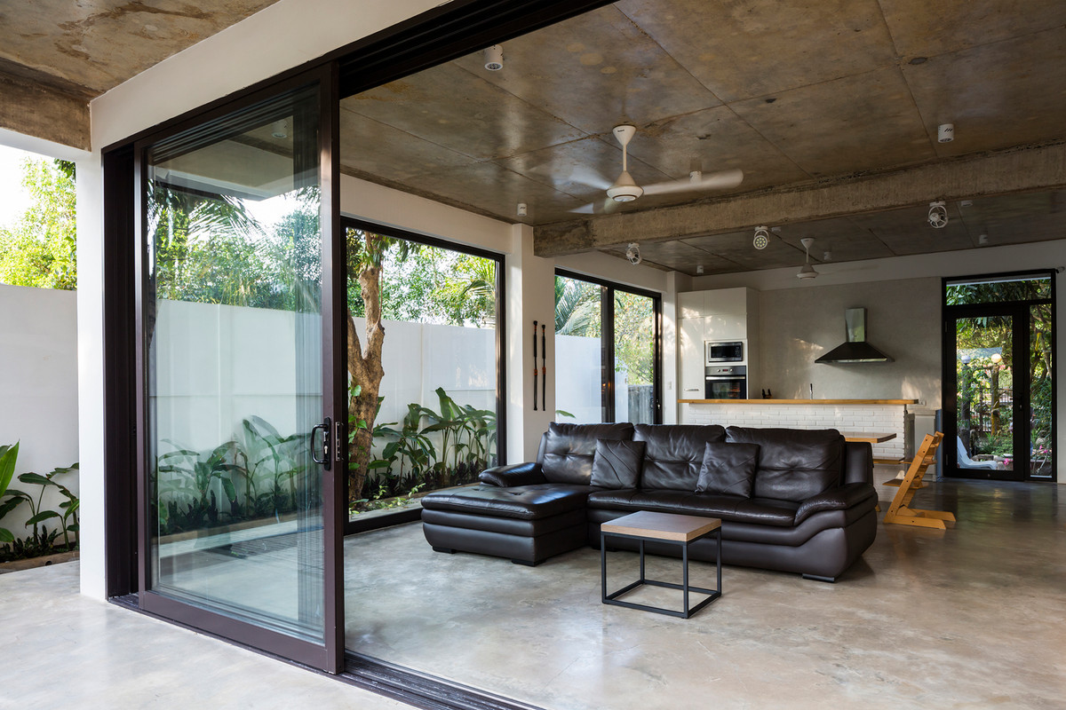 Mỗi khối đều có một không gian trống được mở tối đa ra khu vườn qua khung kính lớn ở tầng trệt.